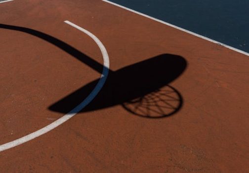 Où se joue le basket-ball ?