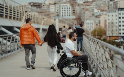 Un fauteuil roulant manuel est-il toujours compatible avec une assistance électrique