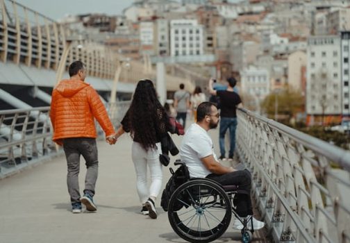 Un fauteuil roulant manuel pliant ou rigide est-il compatible avec une assistance électrique ?