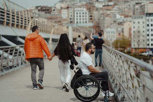 Un fauteuil roulant manuel est-il toujours compatible avec une assistance électrique